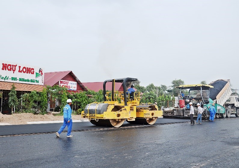 CTCP ĐẦU TƯ HẠ TẦNG ĐÔNG SƠN THI CÔNG DỰ ÁN ĐƯỜNG TRỤC CHÍNH VÀO KHU LIÊN HỢP THỂ DỤC THỂ THAO RẠCH CHIẾC