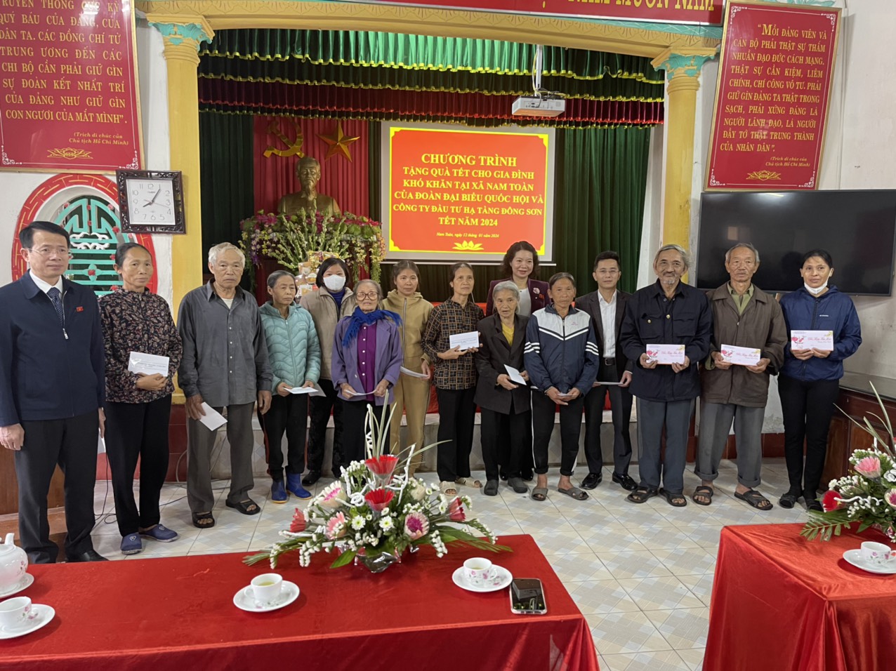 CTCP ĐẦU TƯ HẠ TẦNG ĐÔNG SƠN TRAO QUÀ TẾT CHO CÁC HỘ GIA ĐÌNH CÓ HOÀN CẢNH KHÓ KHĂN TẠI CÁC HUYỆN NAM TRỰC, TRỰC NINH, HẢI HẬU, NGHĨA HƯNG (NAM ĐỊNH)