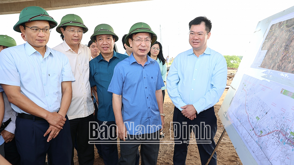 CHỦ TỊCH UBND TỈNH NAM ĐỊNH KIỂM TRA TIẾN ĐỘ THI CÔNG DỰ ÁN ĐƯỜNG BỘ MỚI NAM ĐỊNH - LẠC QUẦN - ĐƯỜNG BỘ VEN BIỂN