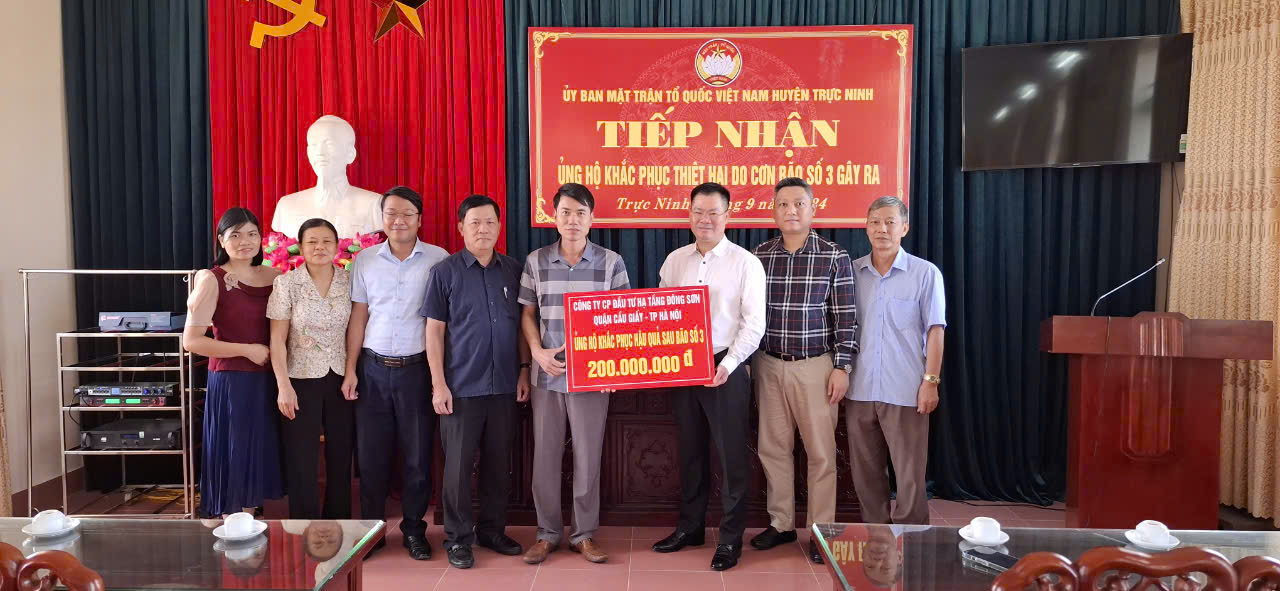 CTCP ĐẦU TƯ HẠ TẦNG ĐÔNG SƠN TRAO 400 TRIỆU ĐỒNG HỖ TRỢ CÁC ĐỊA PHƯƠNG TRÊN ĐỊA BÀN TỈNH NAM ĐỊNH KHẮC PHỤC HẬU QUẢ BÃO YAGI
